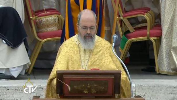 На "канонизацији" је, наравно, учествовао и свештеник у православној одежди који је певао на грчком. Знак да су православнима врата отворена под скутом папе.